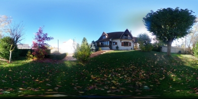 Maison familiale sur sous-sol avec piscine
